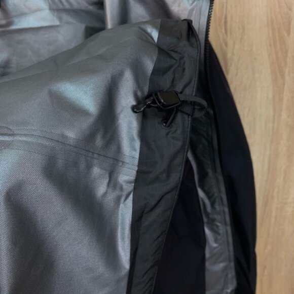 Arc’teryx Beta Series Beta LT Hooded Hardshell Jacket - Picture 7 of 10